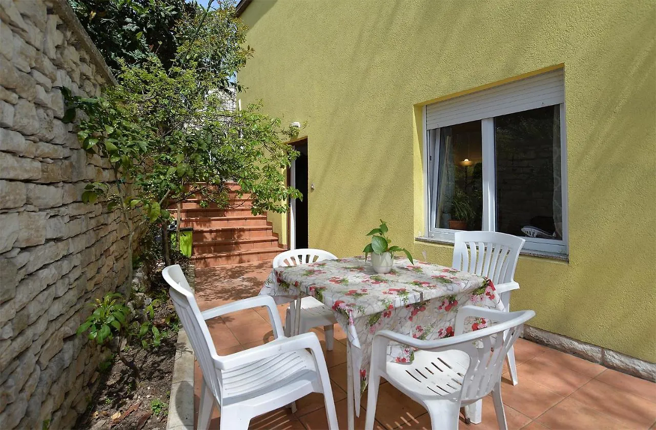 Apartments Mariza 2235 Pula 0*,