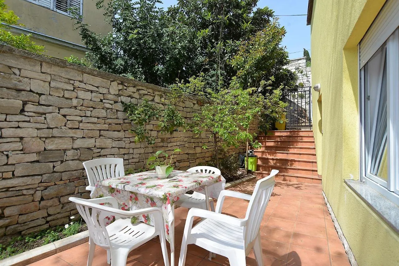 Apartments Mariza 2235 Pula
